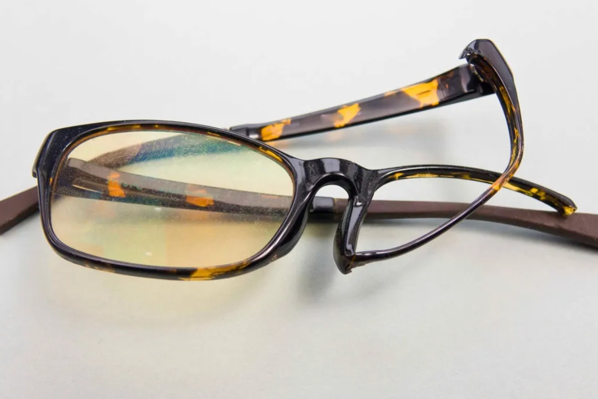 Kako popraviti savijene drške naočara bez lomljenja okvira