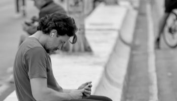 „Socijalni mamurluk“: Psihologija objašnjava zašto se osećamo iscrpljeno nakon druženja