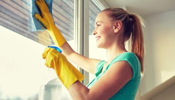 Ovaj trik sa glicerinom osvaja internet. Prebrišite prozore ovim i neće biti mrlja ni tragova. Čak i na suncu će savršeno sijati. Način za pranje prozora