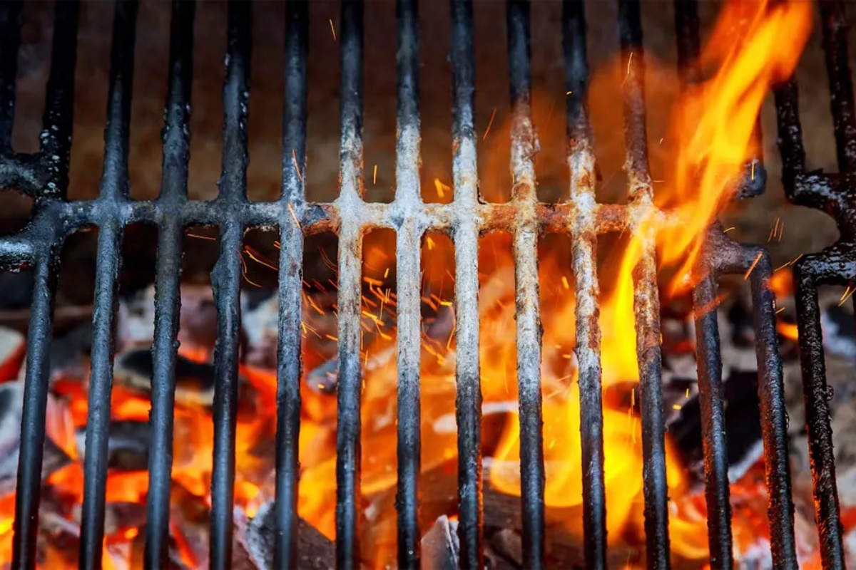 Da li treba zagrejati rešetku roštilja pre nego što stavite komade mesa