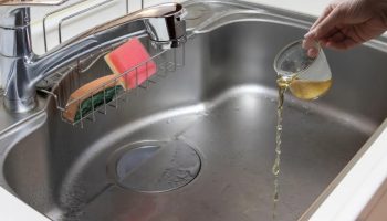 Zašto treba napuniti kuhinjsku sudoperu sirćetom: Šta to znači?