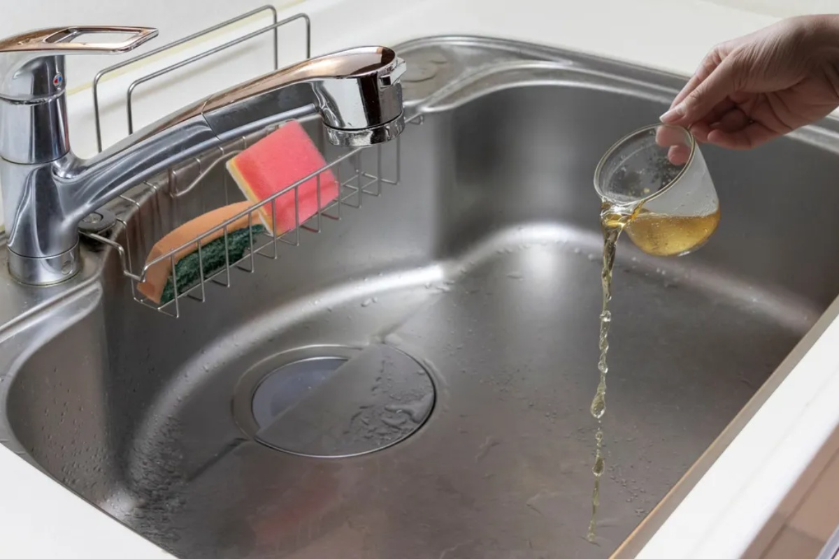 Zašto treba napuniti kuhinjsku sudoperu sirćetom: Šta to znači?