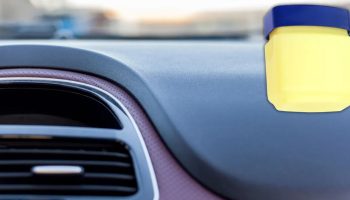 Kako koristiti vazelin za čišćenje instrument table automobila: impresivan domaći trik