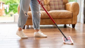 Čišćenje laminata sirćetom: zašto se to ne preporučuje i koje su posledice