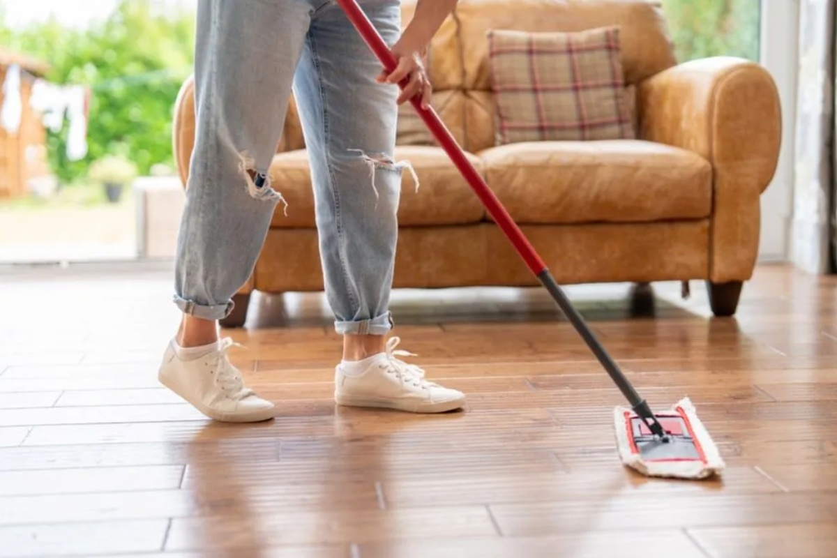 Čišćenje laminata sirćetom: zašto se to ne preporučuje i koje su posledice