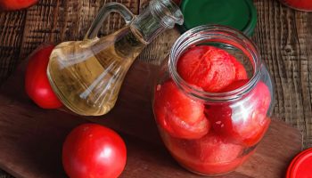 Zašto se sirće dodaje u zimnicu i kako ono produžava rok trajanja namirnica