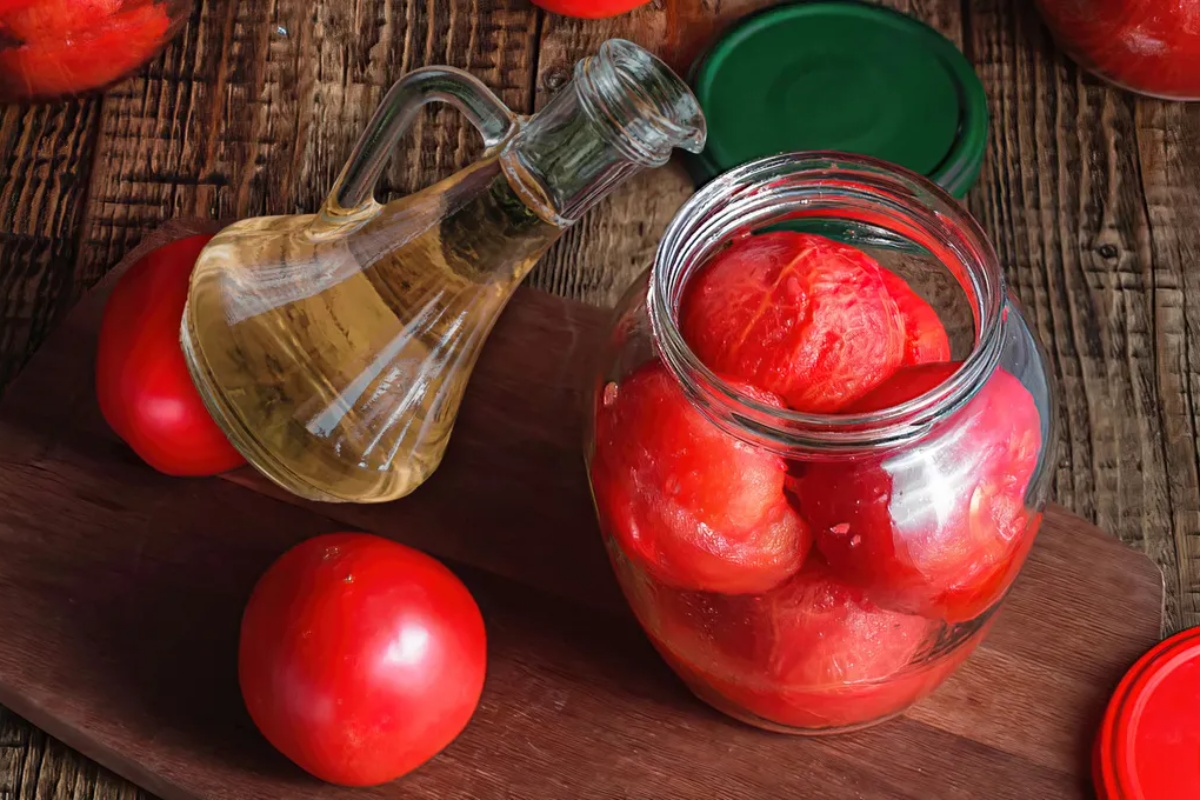 Zašto se sirće dodaje u zimnicu i kako ono produžava rok trajanja namirnica