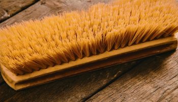 Reciklirajte tu staru četku i kreirajte dekorativno blago sa seoskim ambijentom