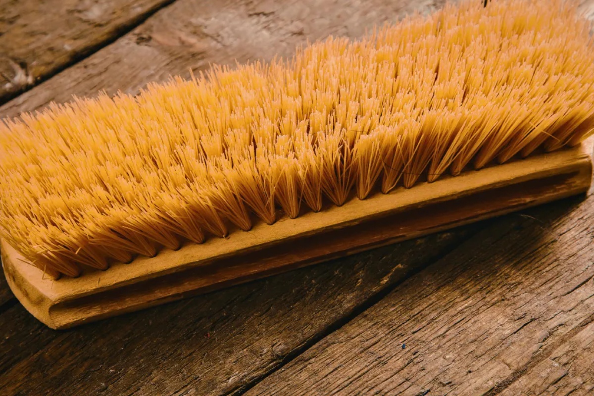 Reciklirajte tu staru četku i kreirajte dekorativno blago sa seoskim ambijentom