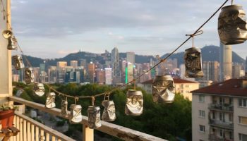 Kačenje spljoštenih limenki na balkon: zašto se to preporučuje i čemu služi