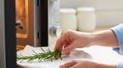 Stavljanje grančice ruzmarina u mikrotalasnu: zašto to preporučuju i čemu služi