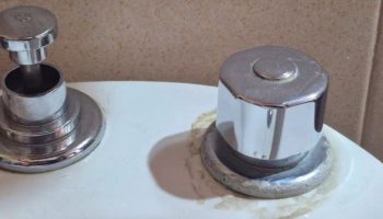 Jednostavan trik za uklanjanje kamenca nakupljenog na slavinama u kupatilu