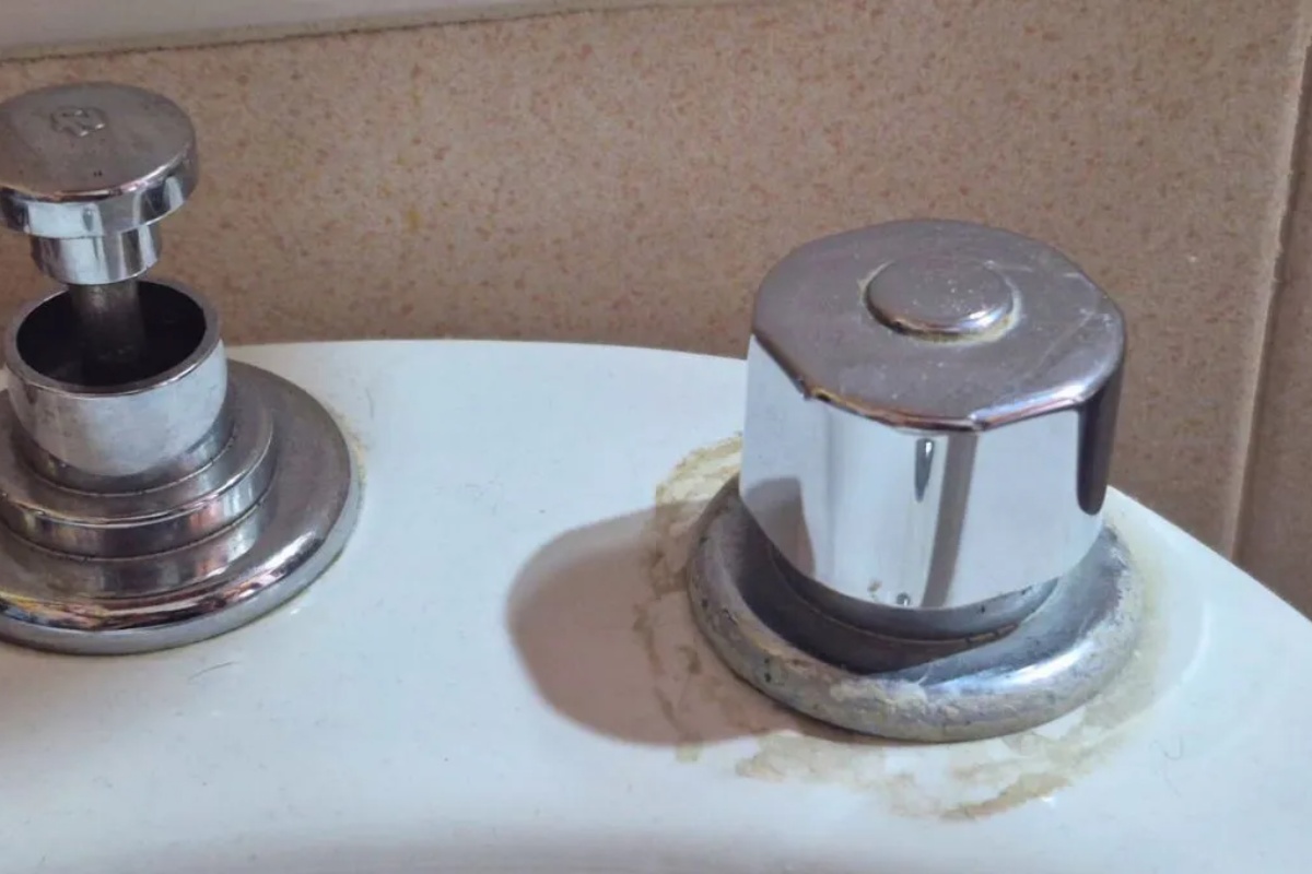 Jednostavan trik za uklanjanje kamenca nakupljenog na slavinama u kupatilu