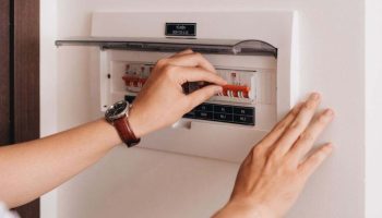 Dugme na električnoj tabli koje morate pritisnuti barem jednom mesečno, prema rečima stručnjaka