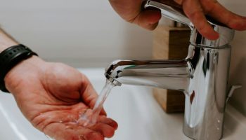 Javni toaleti: Da li je higijenskije koristiti sušač vazduha ili papirne ubruse?