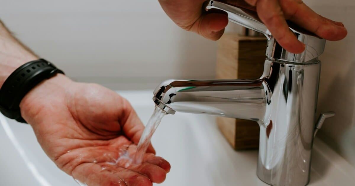 Javni toaleti: Da li je higijenskije koristiti sušač vazduha ili papirne ubruse?