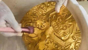 Arheolozi u El Kanju otkopali grobnicu staru više od 1.000 godina prepunu zlata i svetih simbola koja je zadivila stručnjake