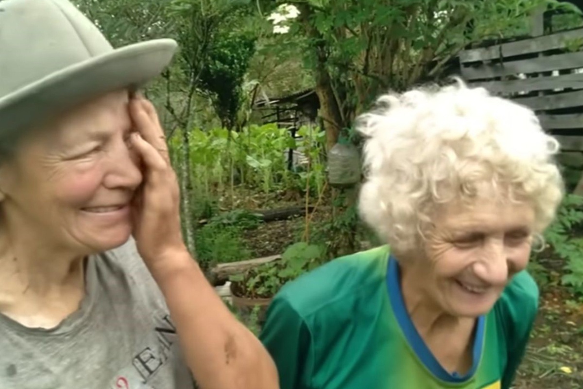 Priča o dve sestre od 72 i 73 godine koje žive same u održivoj šumi koristeći lekovito bilje