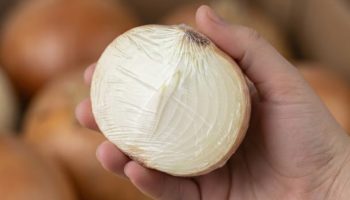Umotavanje crnog luka u prozirnu foliju: čemu služi i zašto se preporučuje