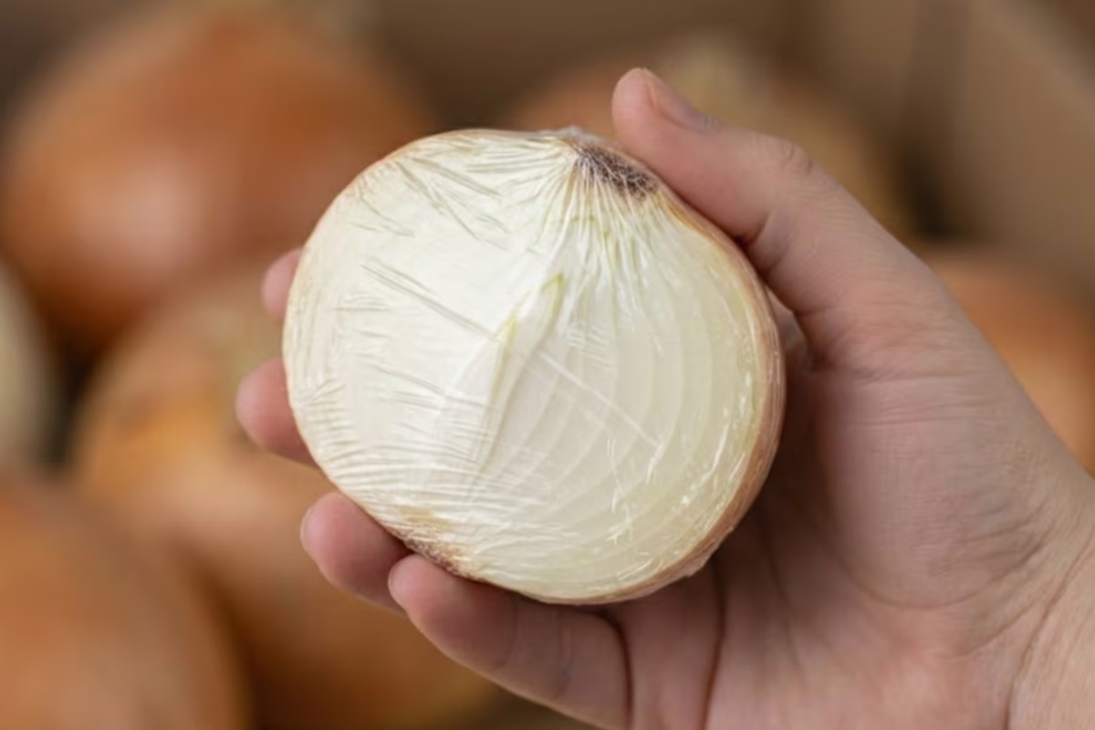 Umotavanje crnog luka u prozirnu foliju: čemu služi i zašto se preporučuje