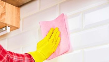 Dubinsko čišćenje kuhinjskih pločica: metoda za uklanjanje naslaga masnoće i vraćanje sjaja u samo jednom potezu