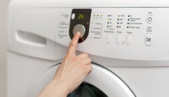 Dugme na veš mašini koje nikada ne smete zaboraviti da pritisnete pre upotrebe jer pomaže u uklanjanju mrlja za nekoliko sekundi