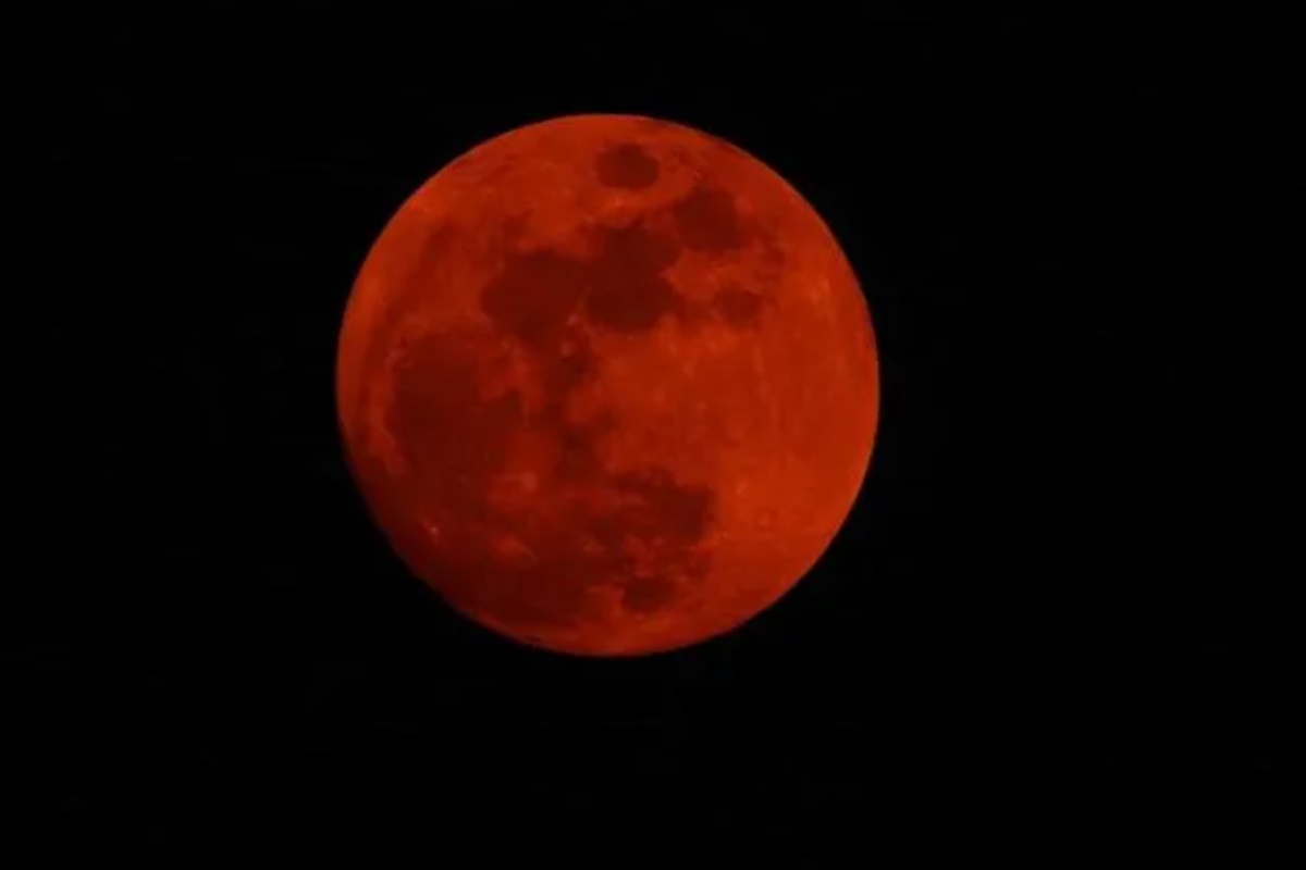 Mesec će postati crven duže od sat vremena: kada će se to desiti i odakle će moći da se vidi