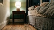 Ostavljanje čaše vode pored kreveta noću: zašto to preporučuje Feng Shui