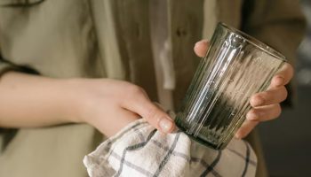 Zašto stare kuhinjske krpe brišu bolje od novih, prema nauci