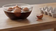 Ne bacajte ljuske od jaja, samo ih pomešajte sa kolom: Domaći trik koji deluje bolje od hemije