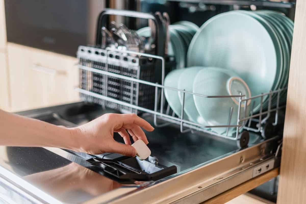 „Moje riady nikdy neboli tak lesklé“: pridáva do umývačky riadu prírodnú prísadu a dosahuje dokonalý výsledok.