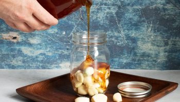 Zmiešanie medu s cesnakom: prečo sa to odporúča a aké sú zdravotné výhody.