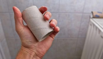 Stačí pár rezov a rolka toaletného papiera sa premení na praktickú pomôcku