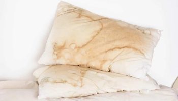 Krok za krokom: ako používať ocot na odstránenie hnedých škvŕn z vankúšov a matracov.
