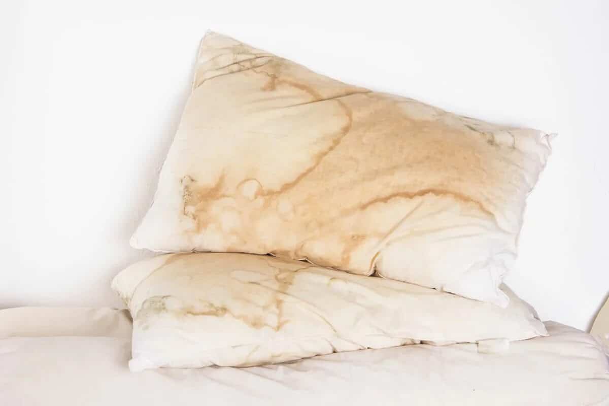 Krok za krokom: ako používať ocot na odstránenie hnedých škvŕn z vankúšov a matracov.