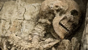 Milloin esihistoriallisissa hautauspaikoissa alkoi miesten ja naisten erottelu?