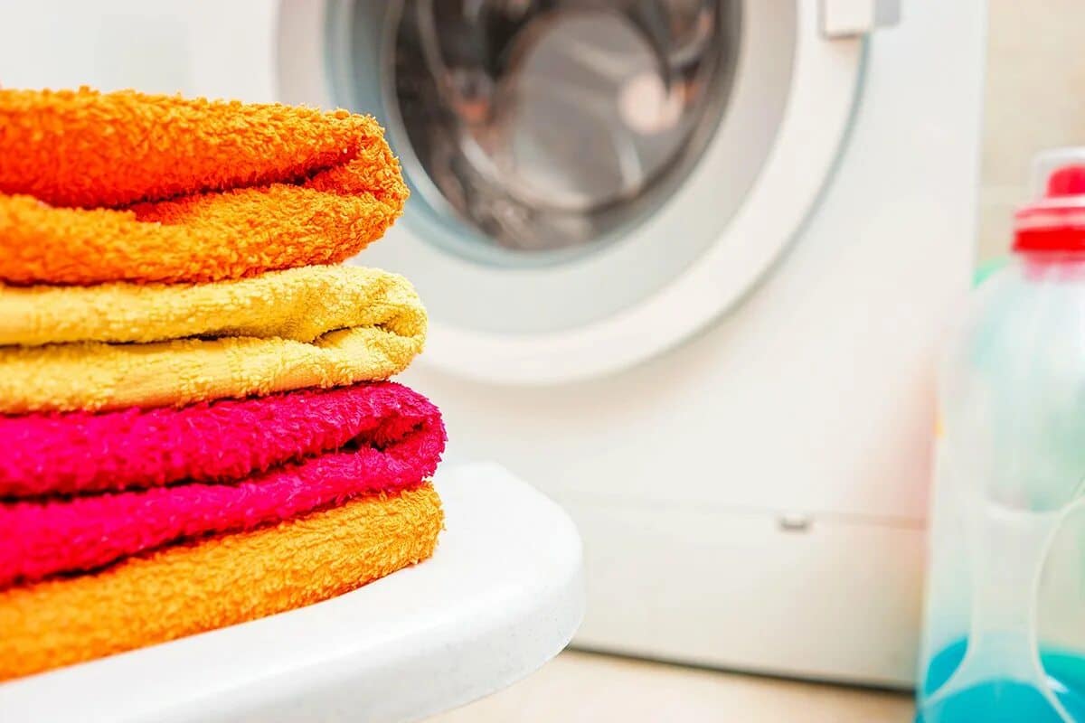 Kako ručnicima vratiti mekoću? Samo ih operite u perilici i bit će pahuljasti i mekani na dodir.