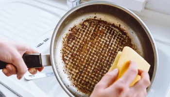 Kotona voit poistaa ruskeat tahrat paistinpannusta muutamassa minuutissa ja vaivattomasti.