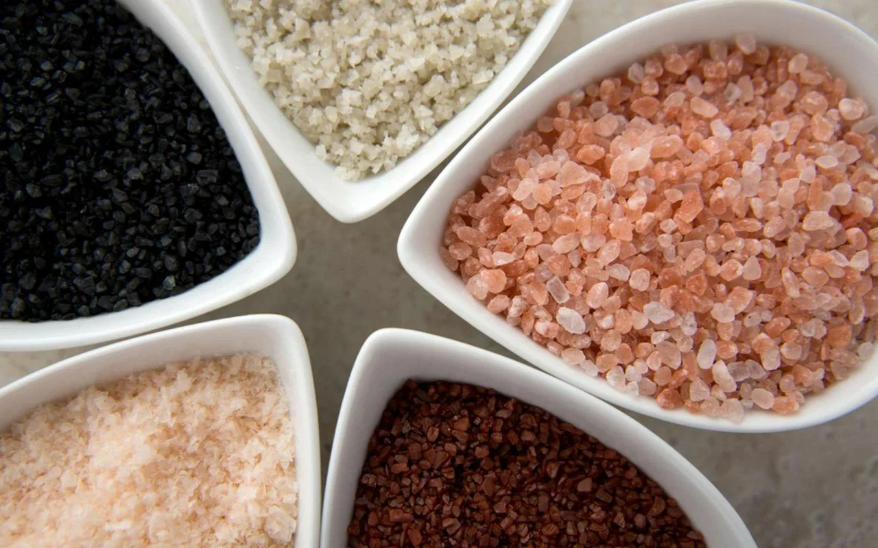 Posipanje posude za cvijeće krupnom soli: zašto se preporučuje i za što je potrebna.