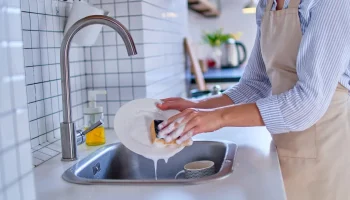 Experții sunt de acord: „Detergentul de vase cu oțet este un remediu miraculos pentru curățarea mobilierului din lemn”.