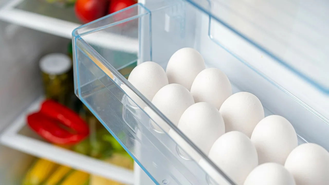 Nici pe ușă, nici pe raft: o greșeală în depozitarea ouălor în frigider, care favorizează apariția bacteriilor.