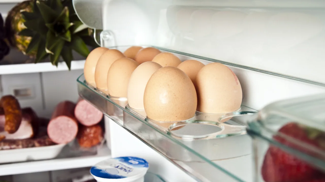 Ni na vratima ni na polici: greška u čuvanju jaja u hladnjaku koja pogoduje pojavi bakterija.