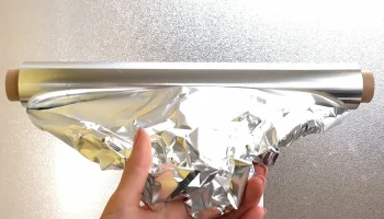 De ce se recomandă lipirea unui bucată de folie de aluminiu pe perete? Arhitectul explică scopul acesteia.