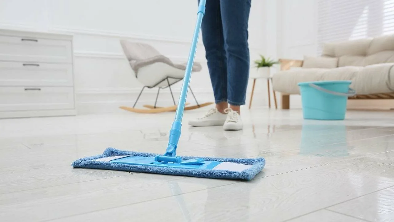 Čisti i sjajni drveni podovi sa samostalno napravljenom mješavinom za čišćenje podova: reflektiraju svjetlost kao prvog dana nakon prvog pranja.