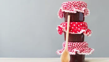 Jamssipurkkien kansien ripustaminen parvekkeelle: miksi se on suositeltavaa ja mihin sitä tarvitaan.