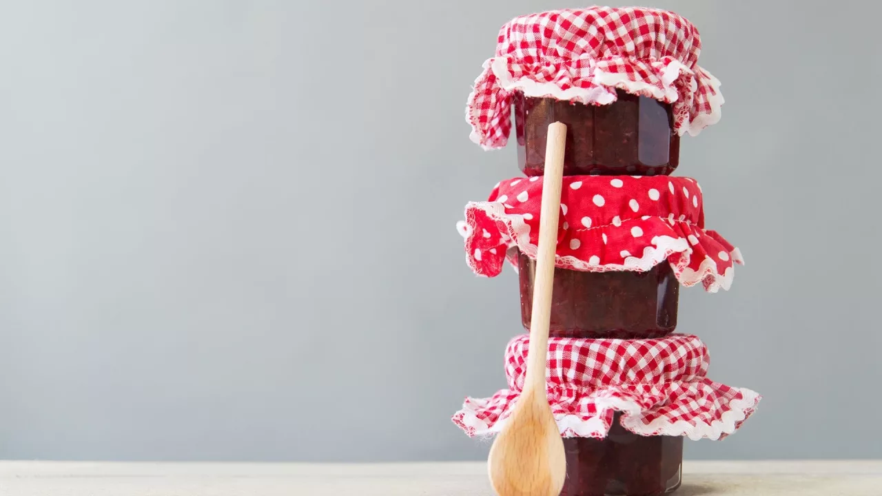 Jamssipurkkien kansien ripustaminen parvekkeelle: miksi se on suositeltavaa ja mihin sitä tarvitaan.