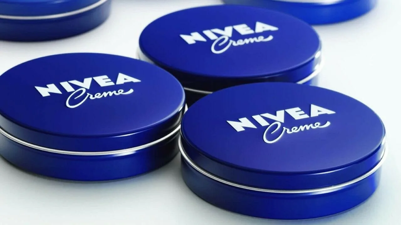 Nivea-voide sinisessä tölkissä ja luonnollinen sitruunaöljy ovat tunnetuimpia kotitekoisia keinoja ihon pigmenttilaikkujen vaalentamiseen.