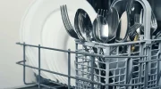 Ammattilaisen salaisuus puhtaiden ja kiiltävien ruokailuvälineiden saamiseksi: näin ne tulisi sijoittaa astianpesukoneen koriin.
