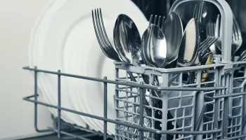 Ammattilaisen salaisuus puhtaiden ja kiiltävien ruokailuvälineiden saamiseksi: näin ne tulisi sijoittaa astianpesukoneen koriin.