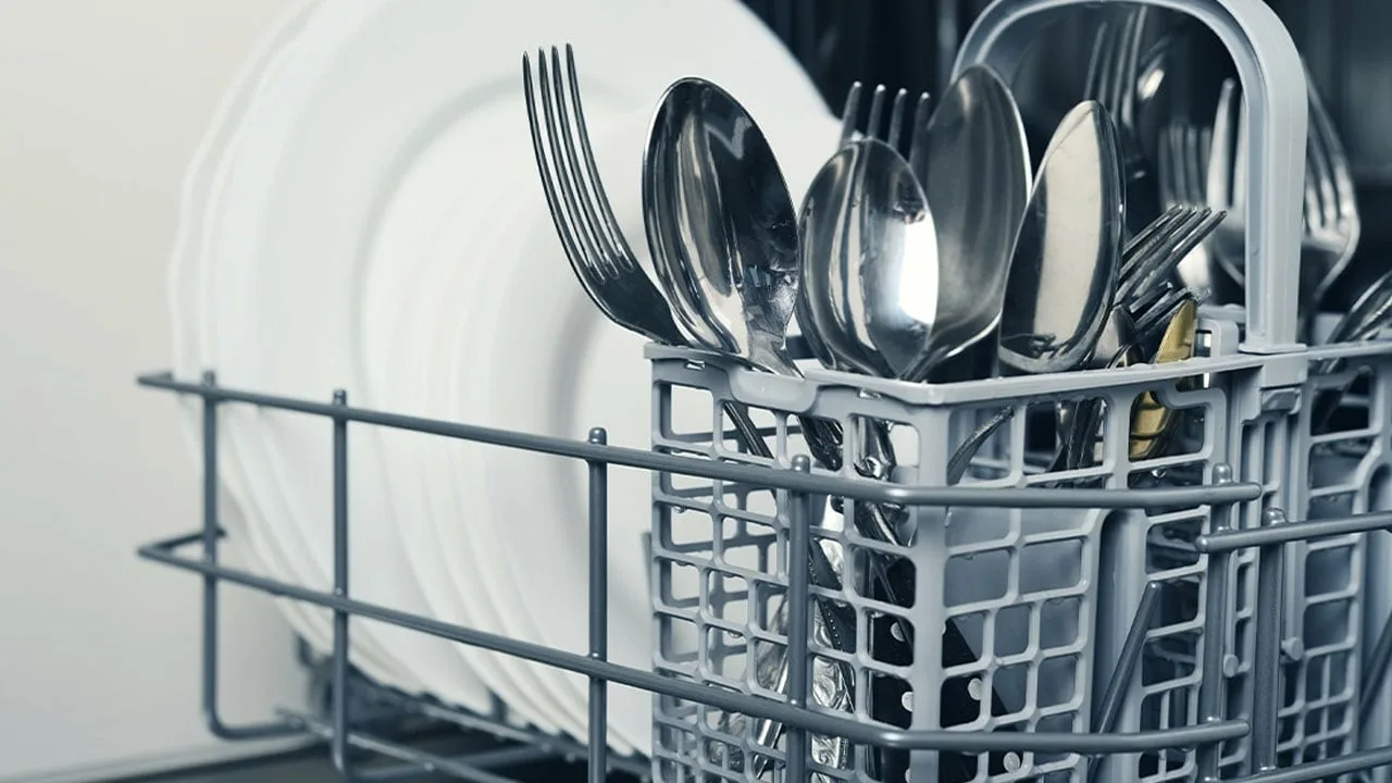 Ammattilaisen salaisuus puhtaiden ja kiiltävien ruokailuvälineiden saamiseksi: näin ne tulisi sijoittaa astianpesukoneen koriin.